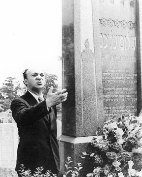 Solomon Mikhoels, chairman of the Jewish Anti-Fascist Committee, at the grave of Sholem Aleichem in New York in 1943.