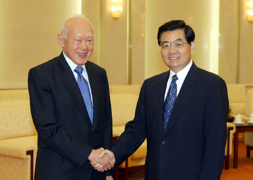 The then Chinese President Hu Jintao with Lee Kuan Yew in Beijing on June 19, 2004 (MAO JIANJUN)